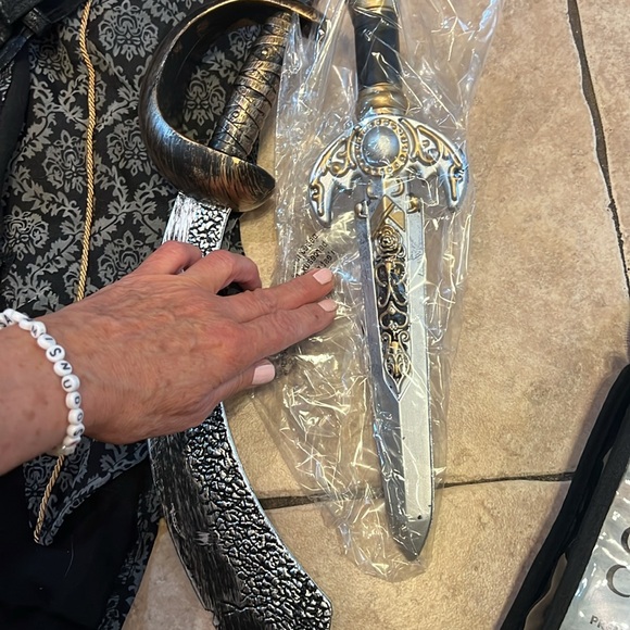 Spirit castaway cutie “ pirate Halloween costume - Picture 3 of 8